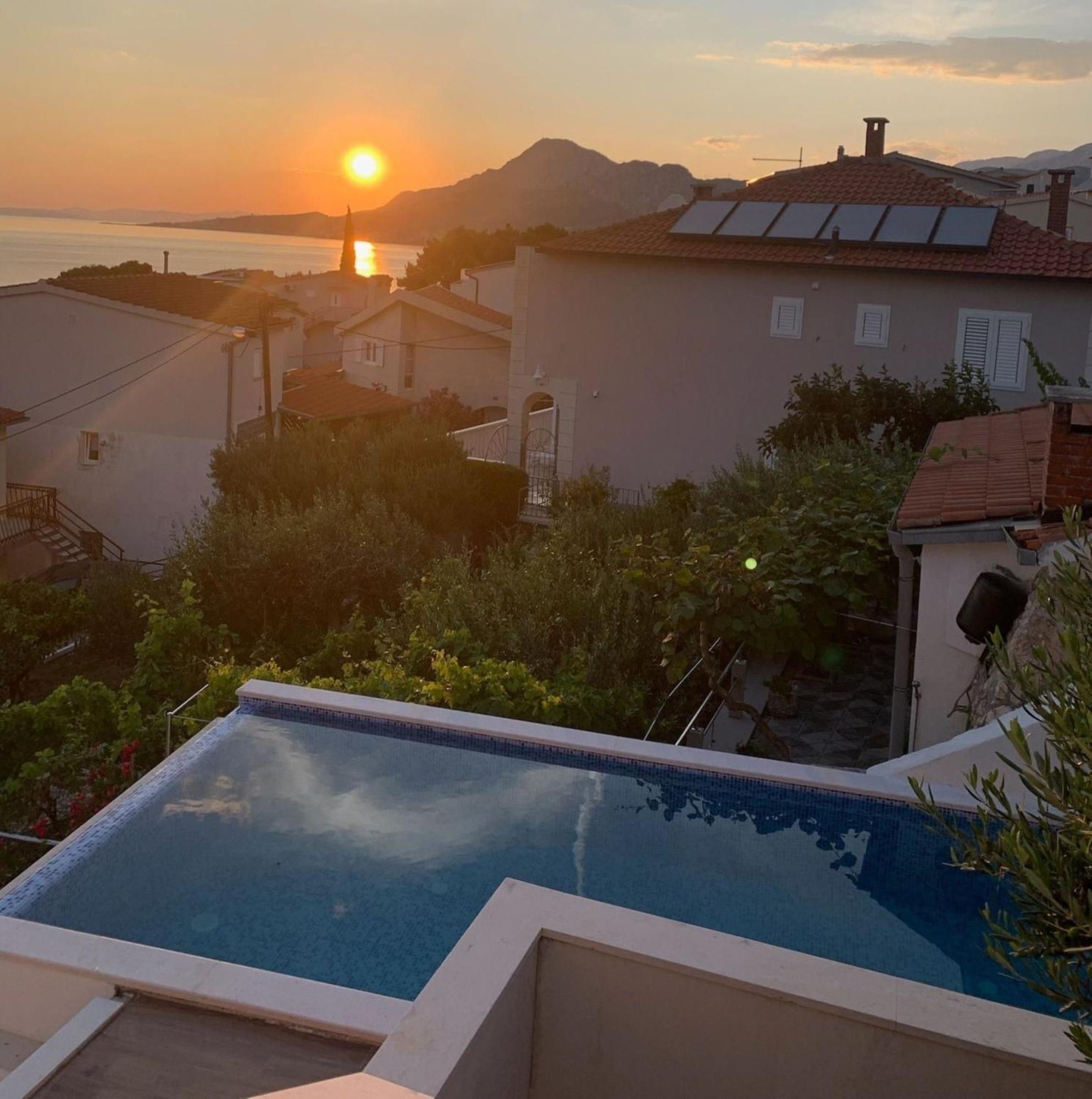 Apartments With Pool Vrdoljak Omiš Rum bild