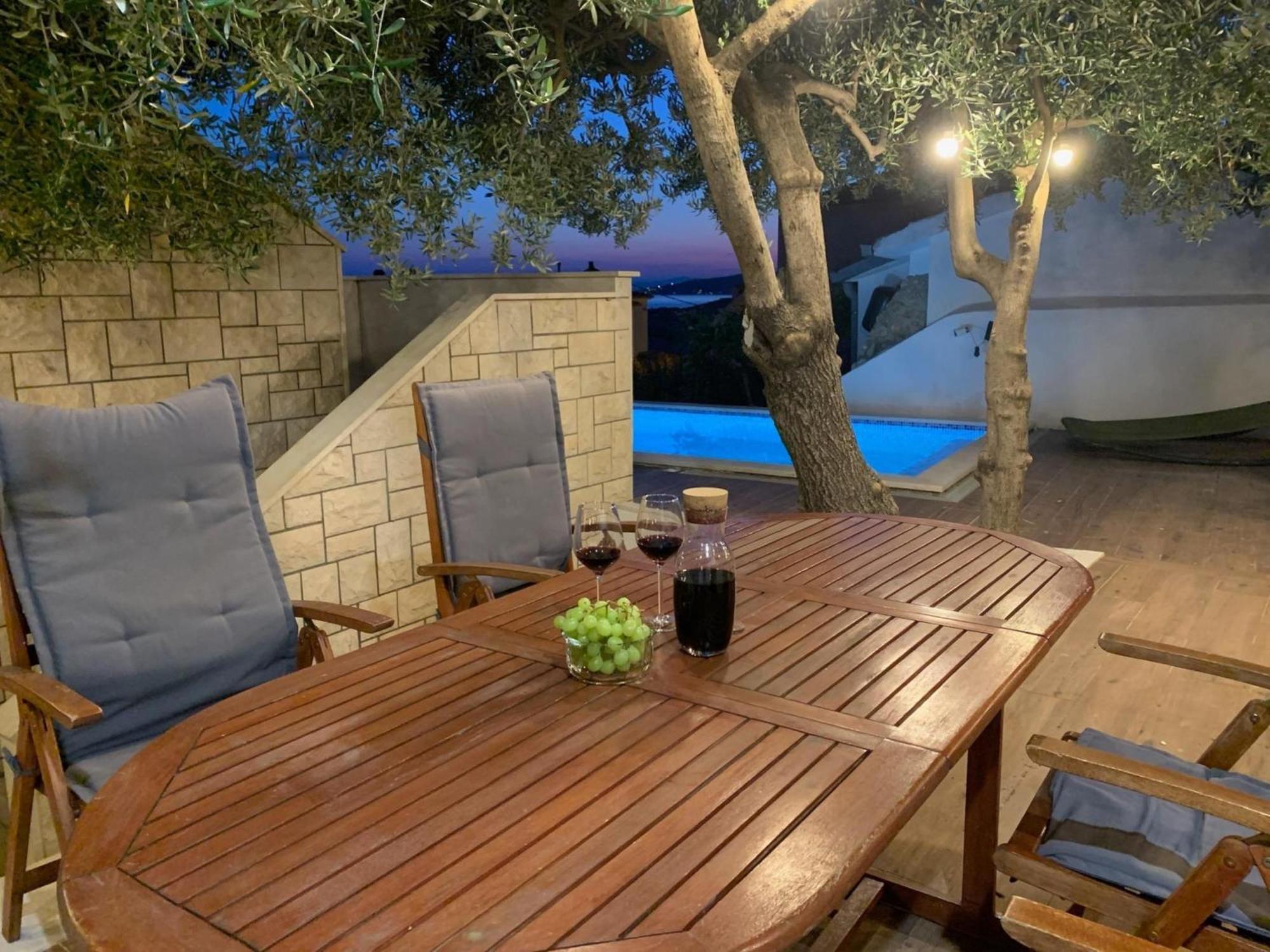 Apartments With Pool Vrdoljak Omiš Rum bild