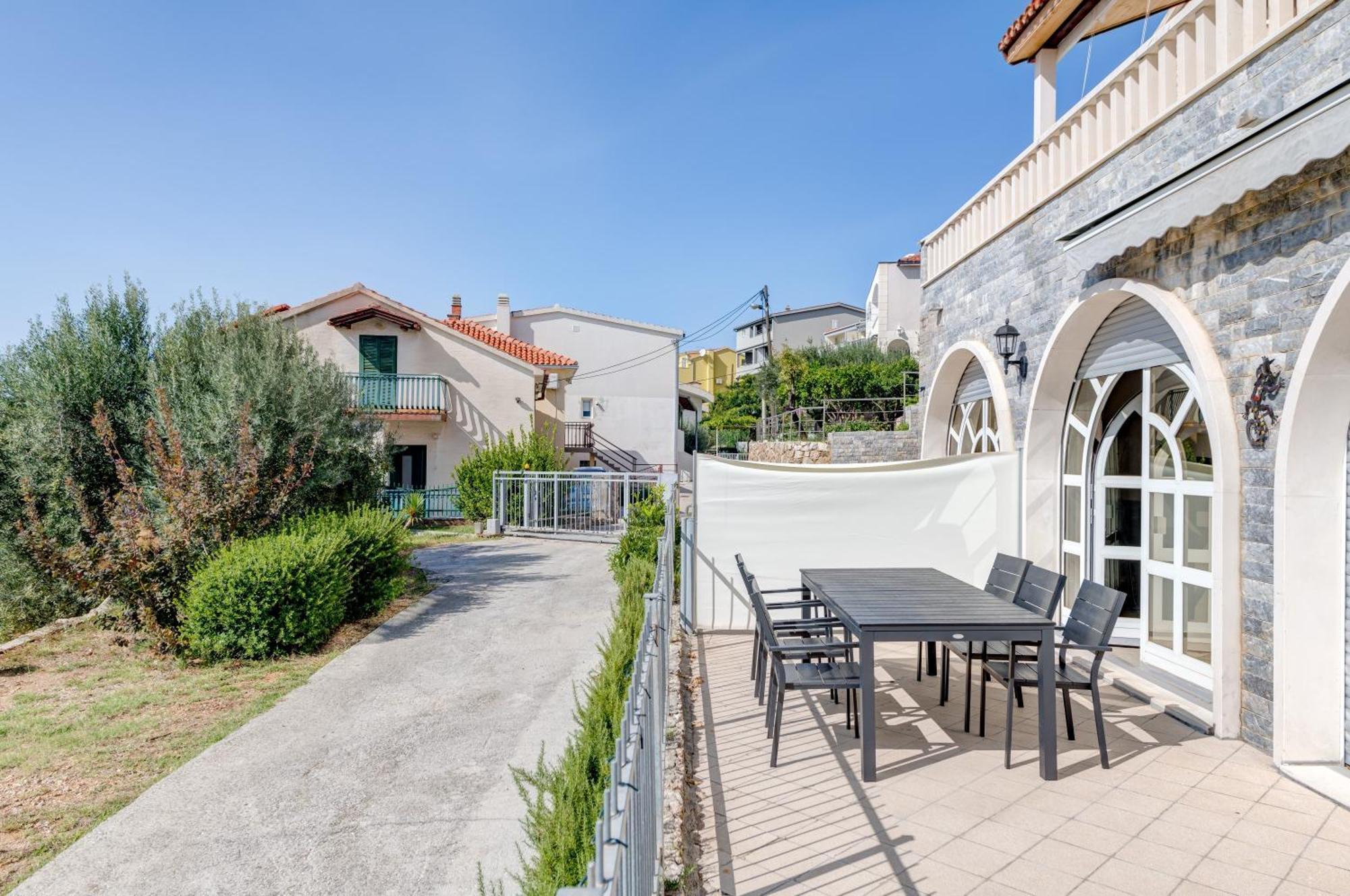Apartments With Pool Vrdoljak Omiš Rum bild