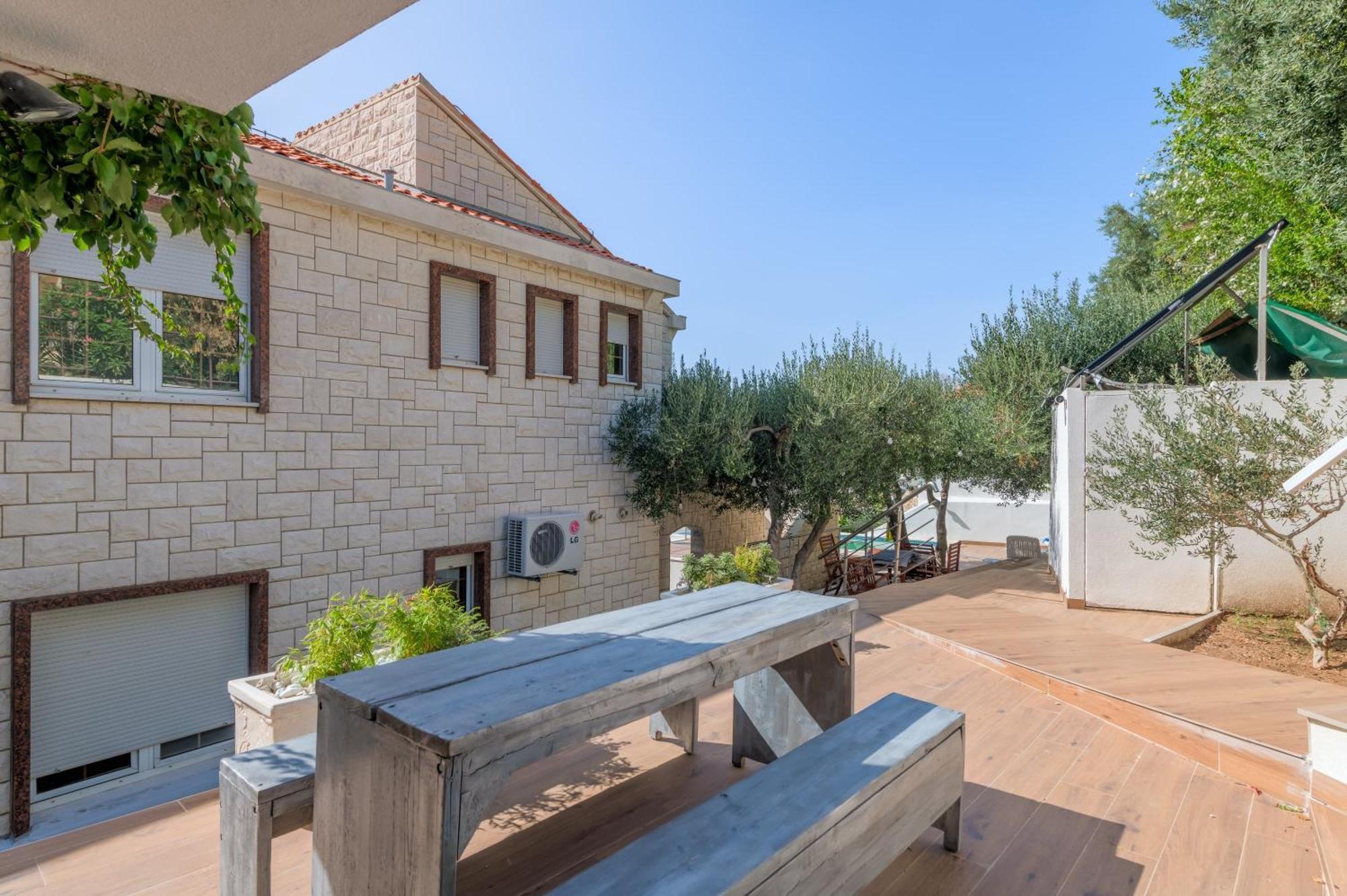 Apartments With Pool Vrdoljak Omiš Rum bild